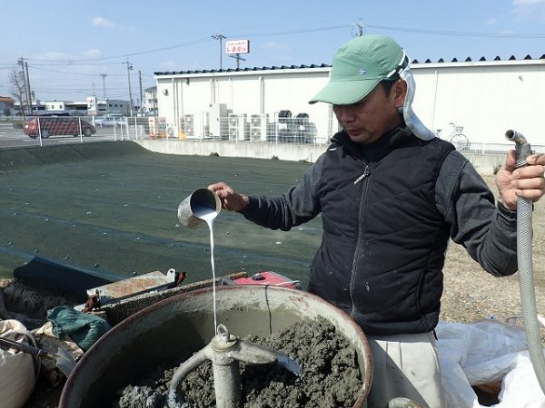 コンクリートに混和剤を入れます