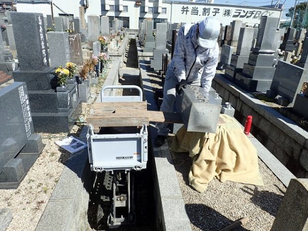 小型運搬車を使って回収します