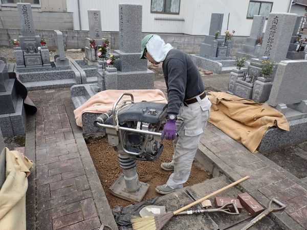 砕石を入れてランマーで突き固めます