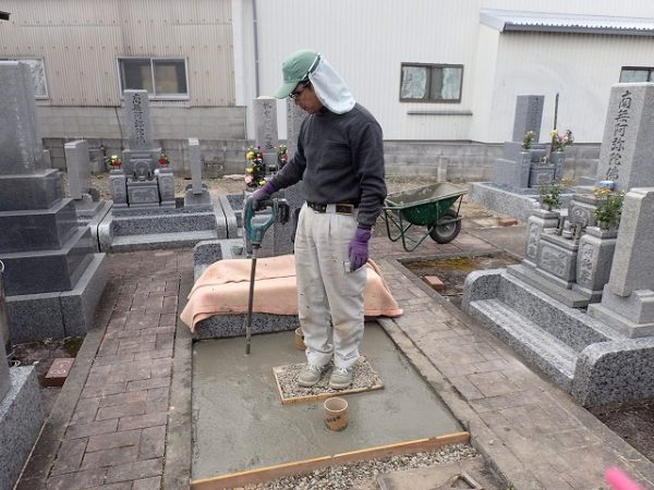 バイブレーターでしっかり空気を抜いて強い基礎コンクリートを作ります