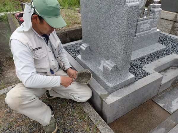 既存の外柵基礎石の目地の入れ直し