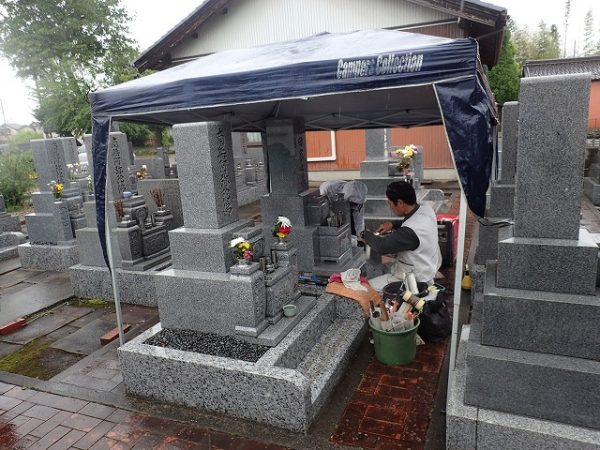 テントをはって雨よけ