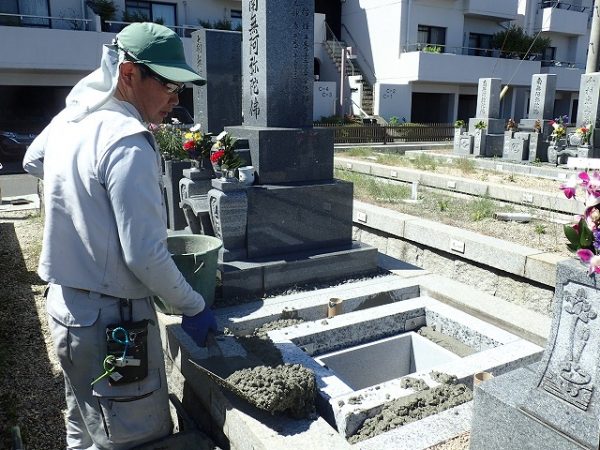 御影石納骨室を組んでコンクリートで固めます