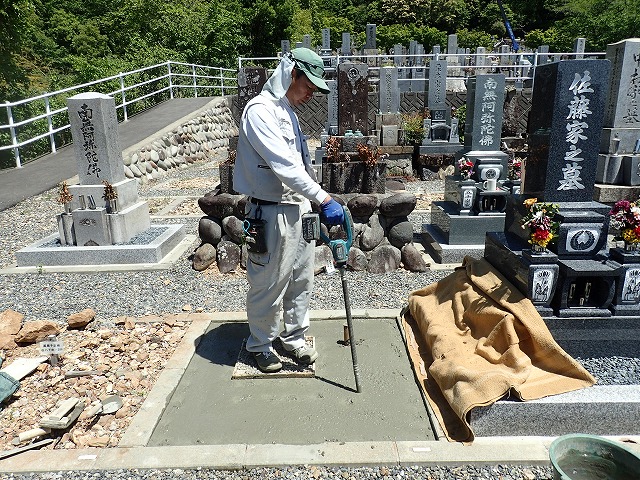 バイブレーターでしっかり空気を抜いて強い基礎コンクリートを作ります