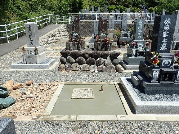 コテで仕上げで、基礎コンクリート工事の完了です