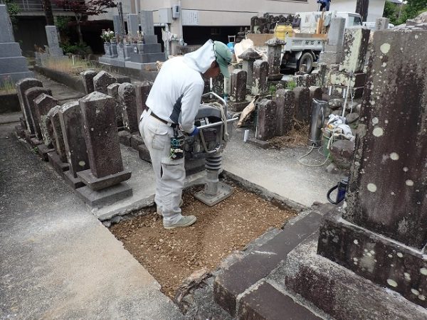 砕石で目潰しをしてランマーで突き固めます