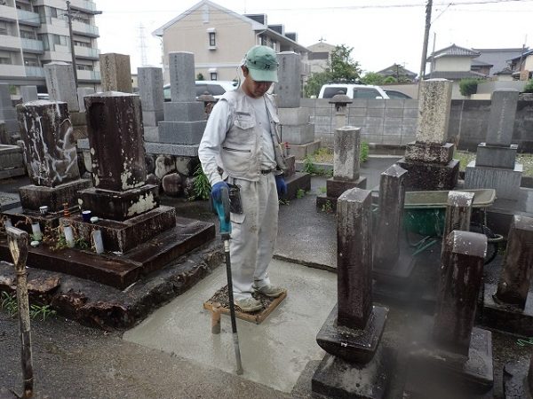 バイブレーターでしっかり空気を抜いて強い基礎コンクリートを作ります