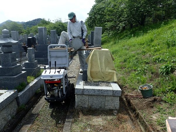 小型運搬車でお墓を回収します