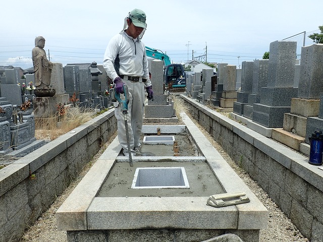 バイブレーターでしっかり空気を抜いて強い基礎コンクリートを作ります