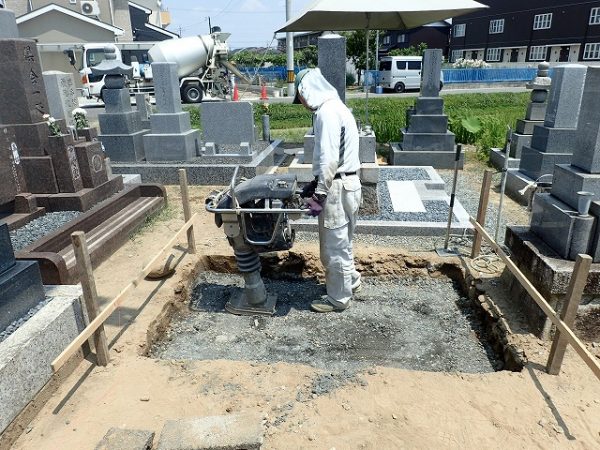 砕石で目潰しをしてランマーで突き固めました