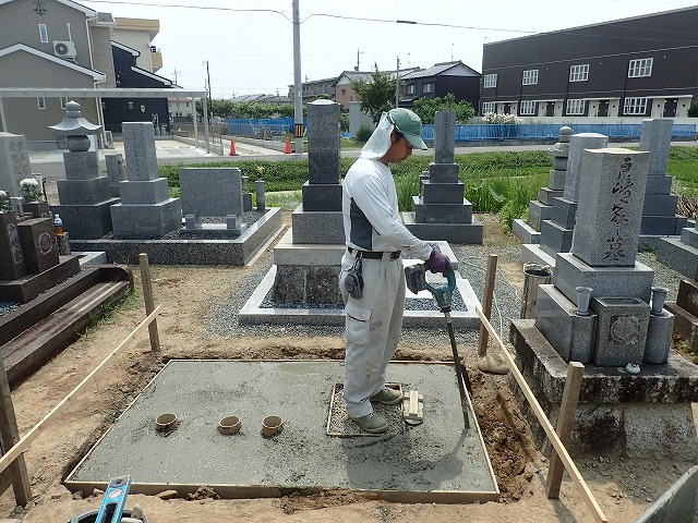 バイブレーターでしっかり空気を抜いて強い基礎コンクリートを作ります