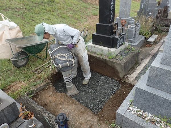 砕石を入れてランマーで突き固めます