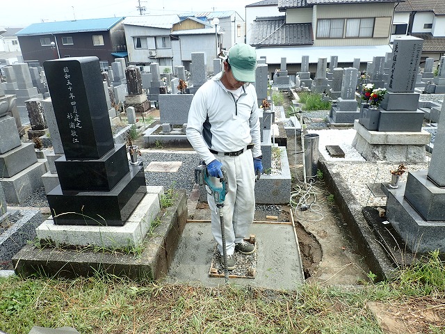 バイブレーターでしっかり空気を抜いて強い基礎コンクリートを作ります