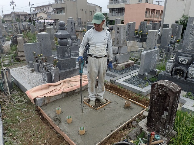 バイブレーターでしっかり空気を抜いて強い基礎コンクリートを作ります