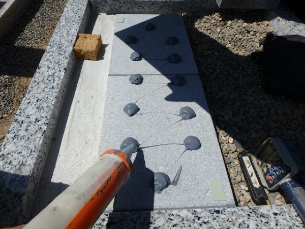 墓誌も補強石の上に免震シリコン＋免震接着剤施工で地震対策施工