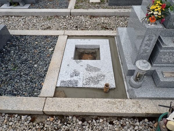 御影石納骨室を組んで、周りをコンクリートで固めます