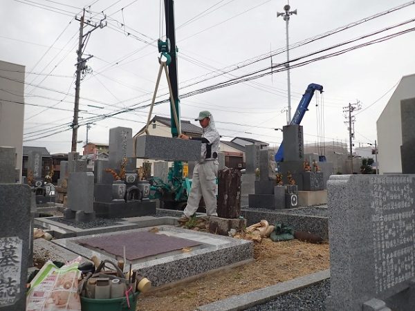 小型クレーンを使って施工