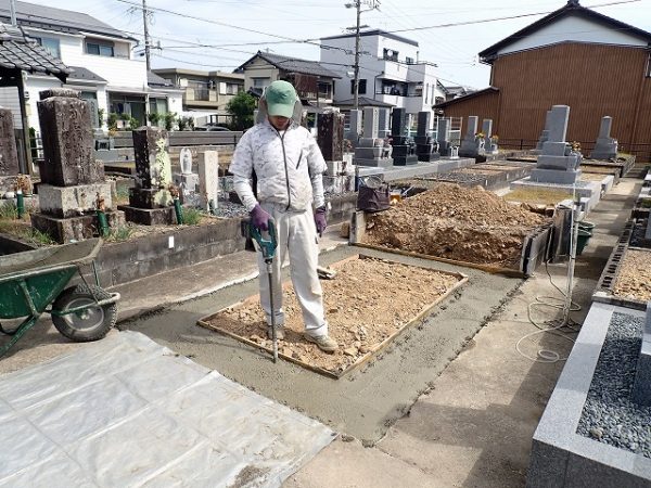 バイブレーターでしっかり空気を抜いて強い基礎コンクリートを作ります