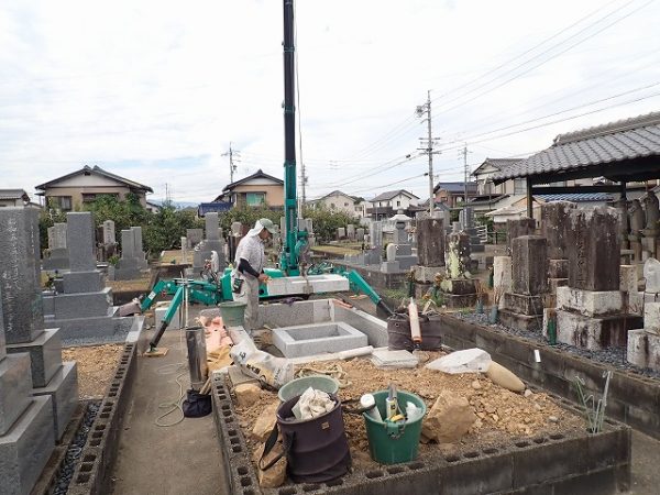 一枚石の御影石納骨室をクレーンで施工