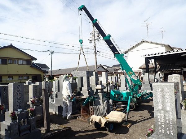 小型クレーンで施工をします