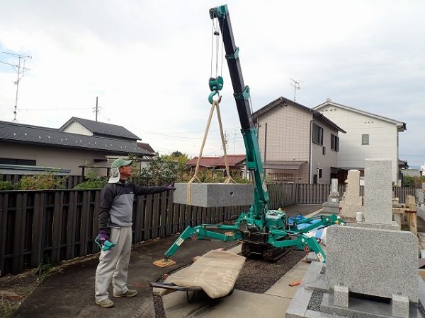 小型クレーンを使って施工しています