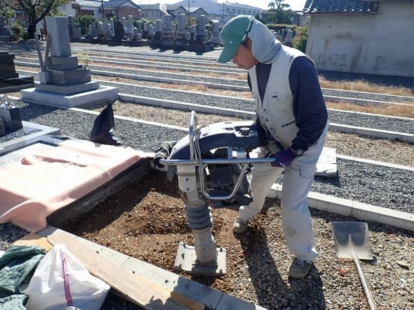 タップリ入れてランマーで突き固めます