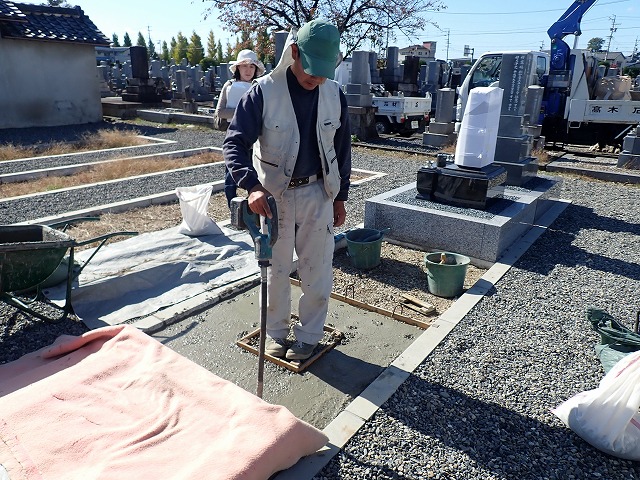 バイブレーターでしっかり空気を抜いて強い基礎コンクリートを作ります