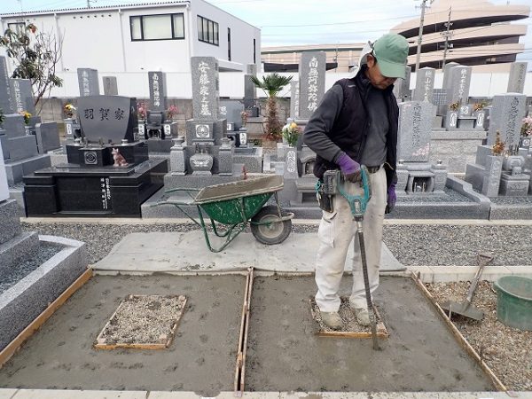 バイブレーターでしっかり空気を抜いて強い基礎コンクリートを作ります