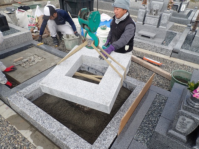 一枚石の御影石納骨室工事