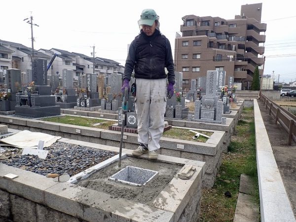 バイブレーターでしっかり空気を抜いて強い基礎コンクリートを作ります