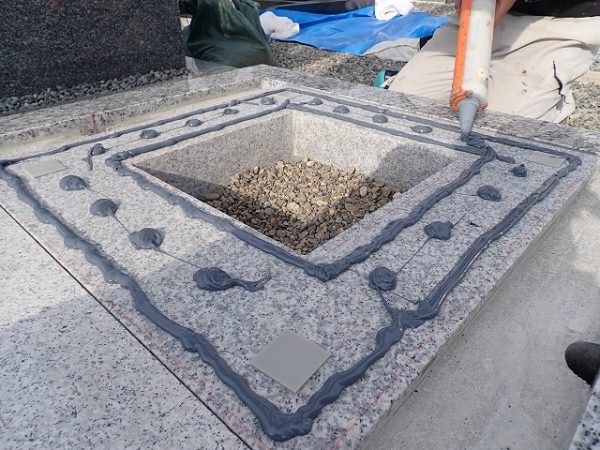 一枚石の御影石納骨室の上に、免震シリコン＋免震接着剤施工で地震対策施工