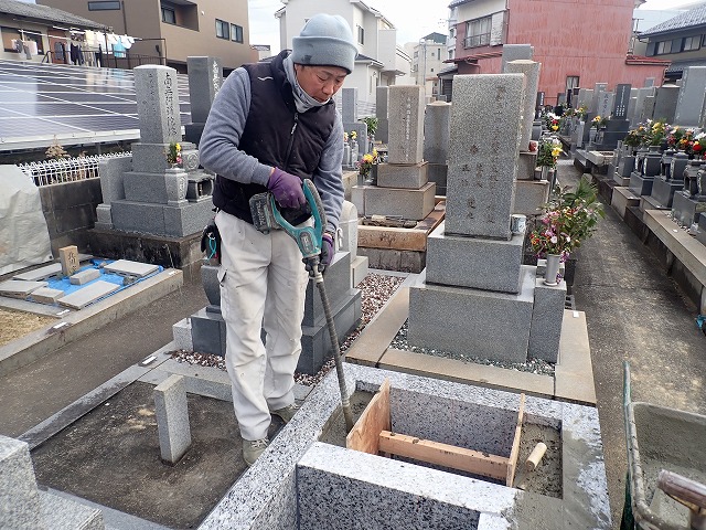 バイブレーターでしっかり空気を抜いて強い基礎コンクリートを作ります