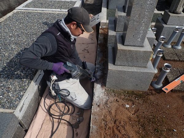 細かい部分は、電動ハツリで削ります