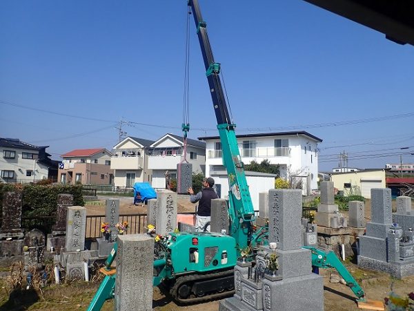 小型クレーンを使って施工しています