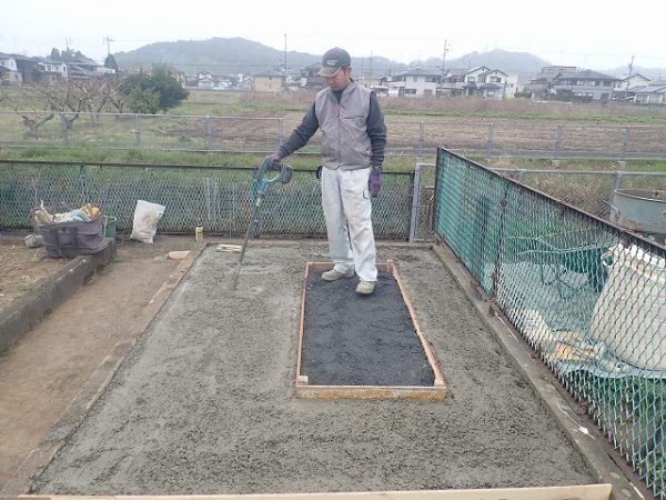 バイブレーターでしっかり空気を抜いて強い基礎コンクリートを作ります