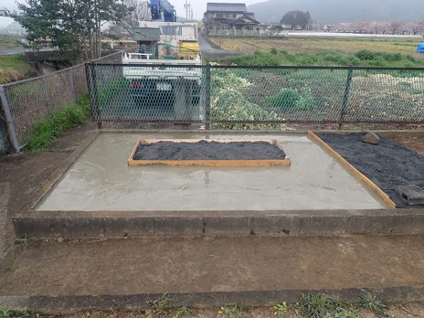 コテで仕上げて基礎コンクリート工事の完了