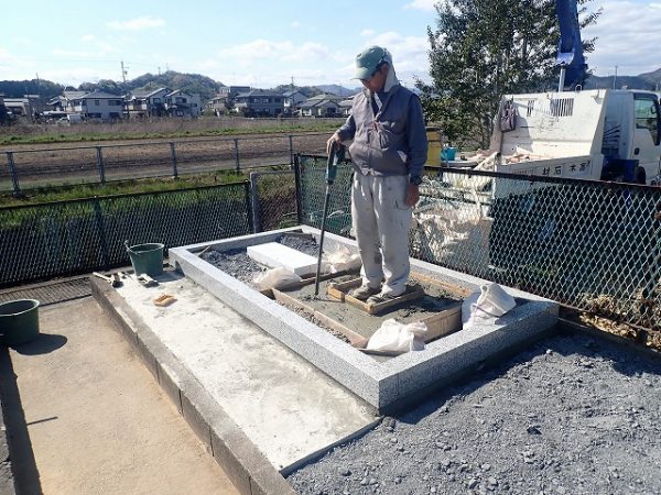 バイブレーターでしっかり空気を抜いて強い基礎コンクリートを作ります