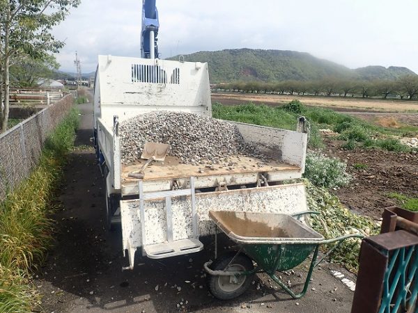 一輪車でひたすら運びます