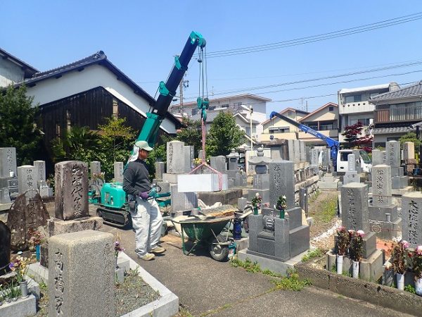 小型クレーンで施工します