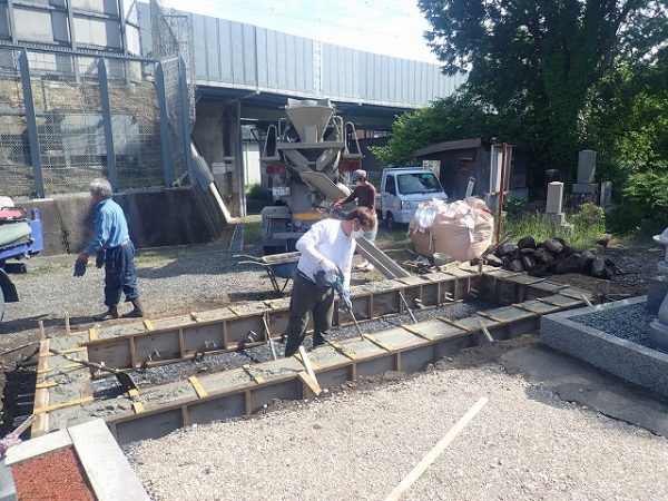 バイブレーターでしっかり空気を抜いて強い基礎コンクリートを作ります