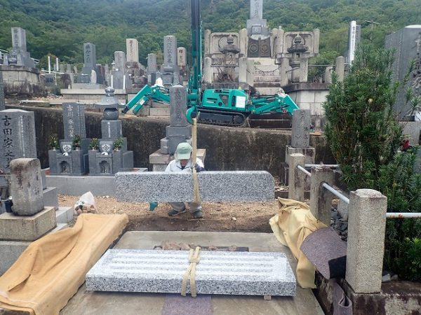 小型クレーンで、一本ずつ運びます