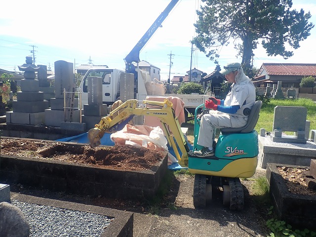 バックホーで土を掘ります