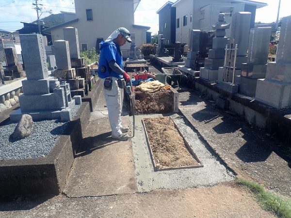 バイブレーターでしっかり空気を抜いて強い基礎コンクリートを作ります