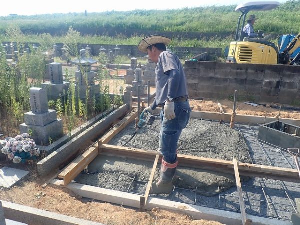 バイブレーターでしっかり空気を抜いて強い基礎コンクリートを作ります