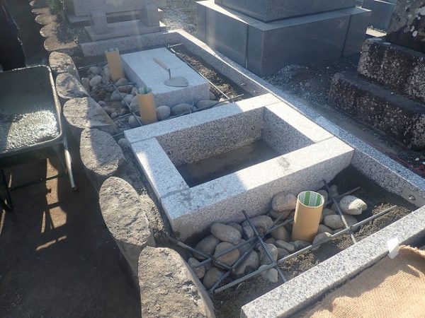 墓誌の補強石と鉄筋
