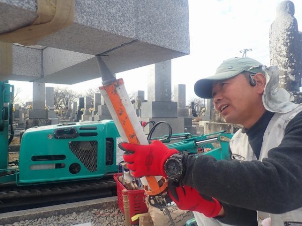 底面にも接着剤で目地を入れます