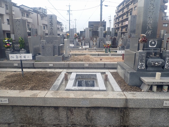 周りを仕上げて御影石納骨室工事の完了