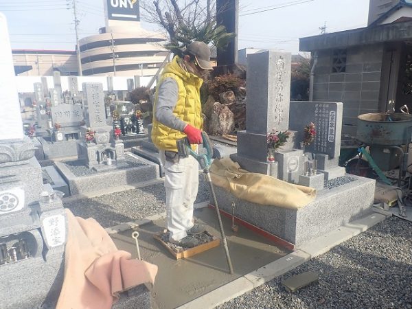 バイブレーターでしっかり空気を抜いて強い基礎コンクリートを作ります