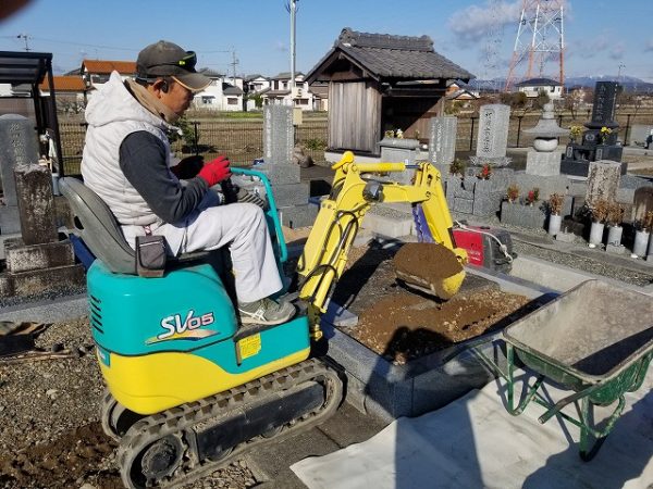 ユンボで土掘り