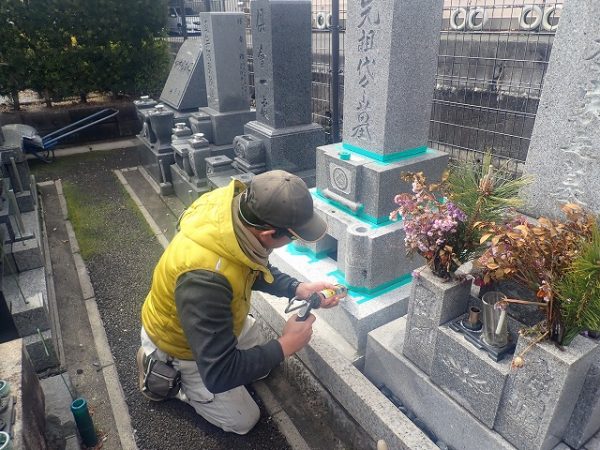 耐震接着剤で目地を入れました